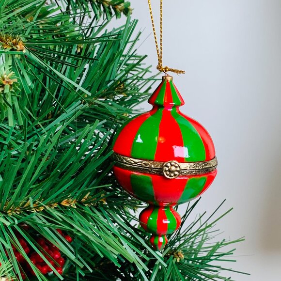 Finial Red Green Porcelain Hinged Surprise Gift Trinket Box Christmas Ornament - Picture 5 of 5